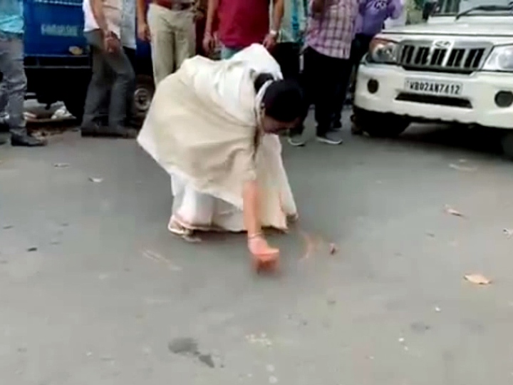 Coronavirus: Mamta Banerjee made a circular ring on the road, told people - follow social distance west bengal coronavirus Mamata Banerjee seen making circle for social distancing
