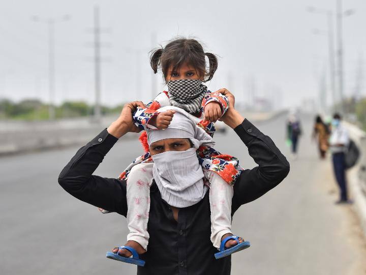 आपके ख़्वाबों की तस्वीर को हकीकत बनाने वालों के पांव में छाले पड़ रहे हैं, संभाल लीजिए