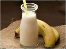 कितना फायदेमंद है दूध में केला डालकर पीना, जानें इससे शरीर पर होने वाले प्रभावों के बारे में