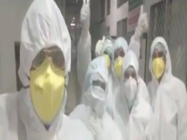 राजस्थान के इन 'कोरोना फाइटर्स' का वीडियो वायरल, जमकर हो रही है तारीफ These Warriors Motivate People About Corona Battle in bhilwra राजस्थान के इन 'कोरोना फाइटर्स' का वीडियो वायरल, जमकर हो रही है तारीफ