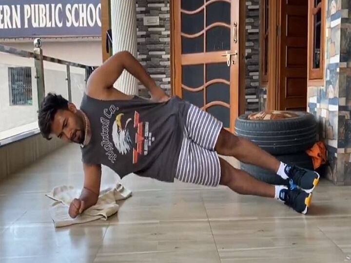 Coronavirus: रिषभ पंत ने खुद को फिट रखने के लिए निकाला यह तरीका, देखें वीडियो Rishabh pant indoor practice during lock down, video shared by bcci Coronavirus: रिषभ पंत ने खुद को फिट रखने के लिए निकाला यह तरीका, देखें वीडियो