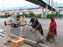 प्रवासी मजदूरों और छात्रों को भोजन-आवास सुनिश्चित करें, MHA ने राज्यों और केंद्र शासित प्रदेशों को लिखी चिट्ठी