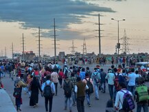 Coronavirus: नहीं थम रहा पलायन का सिलसिला, रेल की पटरियों के सहारे गोरखपुर से बिहार के नरकटियागंज के लिए निकले मजदूर