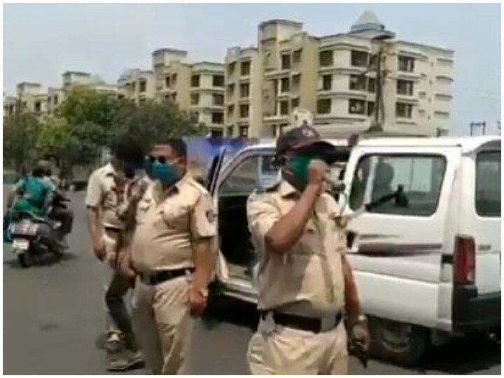 mumbai policeman  singing and urging people to stay in houses in corona lockdown video went viral महाराष्ट्र में पुलिस वाले ने 'जिंदगी मौत न बन जाए, संभालो यारो' गाकर लोगों से घरों में रहने की अपील की