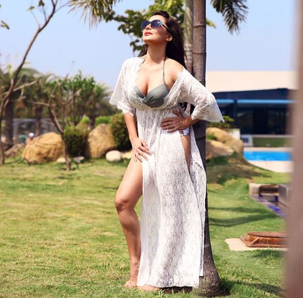 Actress Minisha Lamba is having fun inside the pool in this beautiful style