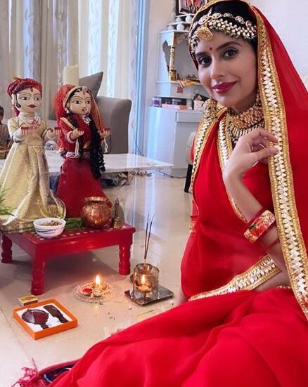 इस तस्वीर में आप देख सकते हैं कि कैसे चारू ने विधि विधान के साथ पूजा की. (Photo credit: Instagram)