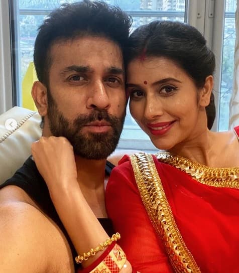 शादी के बाद पहले गणगौर सेलिब्रेशन की तस्वीरें चारू और साजीनव ने अपने फैंस के साथ सोशल मीडिया पर शेयर की हैं. (Photo credit: Instagram)