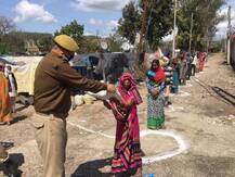Coronavirus: 'We care' अभियान चलाकर ज़रूरतमंद परिवारों को राशन बांट रही है जम्मू कश्मीर पुलिस