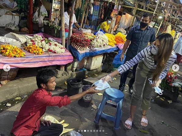 सामान खरीदते समय नुसरत ने इस बात का खास ख्याल रखा कि लोगों से निश्चित दूरी बनाए रखे साथ ही ऐसा करने की अपील भी की. (Photo Credit: @nusratchirps Instagram)