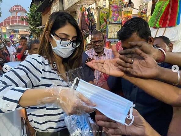 इसके साथ ही उन्होंने मार्केट में जरूरी सामान मिल रहा है या नहीं इसका भी जायजा लिया. (Photo Credit: @nusratchirps Instagram)