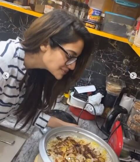 नुसरत ने इस दौरान ग्लव्स और मास्क भी पहन रखा था. (Photo Credit: @nusratchirps Instagram)