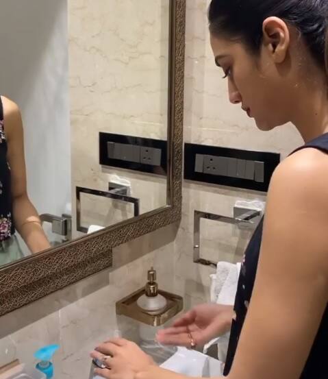 बता दें कि इससे पहले नुसरत जहां अपने इंस्टाग्राम एकाउंट के जरिए लोगों को जागरूक करती दिखाई दीं. (Photo Credit: @nusratchirps Instagram)