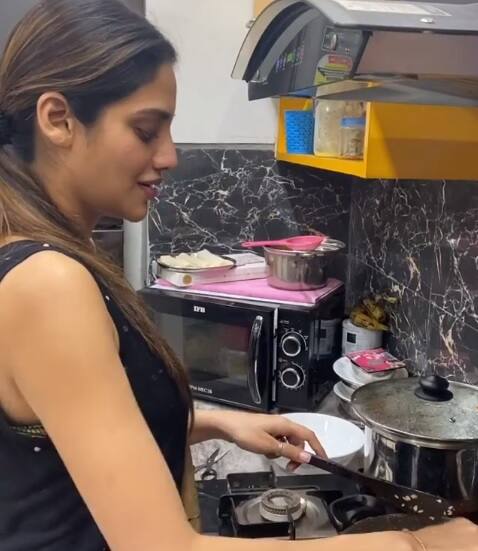 नुसरत जहां का इंस्टाग्राम अकाउंट देखें तो साफ है कि वो लॉकडाउन के दौरान घर में पेंटिंग और कुकिंग में ज्यादतर समय बिता रही हैं. (Photo Credit: @nusratchirps Instagram)