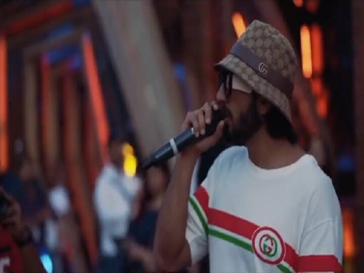 रणवीर सिंह ने चार डांसिंग सुपरस्टार्स को डांस ट्रिब्यूट देते हुए दी धमाकेदार परफॉर्मेंस Ranveer Singh dance tribute to 4 dancing superstars रणवीर सिंह ने चार डांसिंग सुपरस्टार्स को डांस ट्रिब्यूट देते हुए दी धमाकेदार परफॉर्मेंस