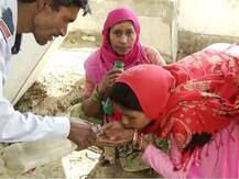 Coronavirus के कहर के बीच फ़र्ज़ के साथ इंसानियत का धर्म निभा रहा है ये कोरोना सेनानी