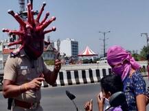 लोगों को जागरुक करने के लिए चैन्नई पुलिस पहना रही है 'कोरोना हेलमेट'