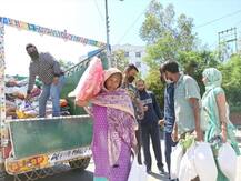 Coronavirus: लोगों की मदद के लिए जम्मू नगर निगम ने बढ़ाया हाथ, प्रभावित परिवारों को बांटी जा रही है राशन किट