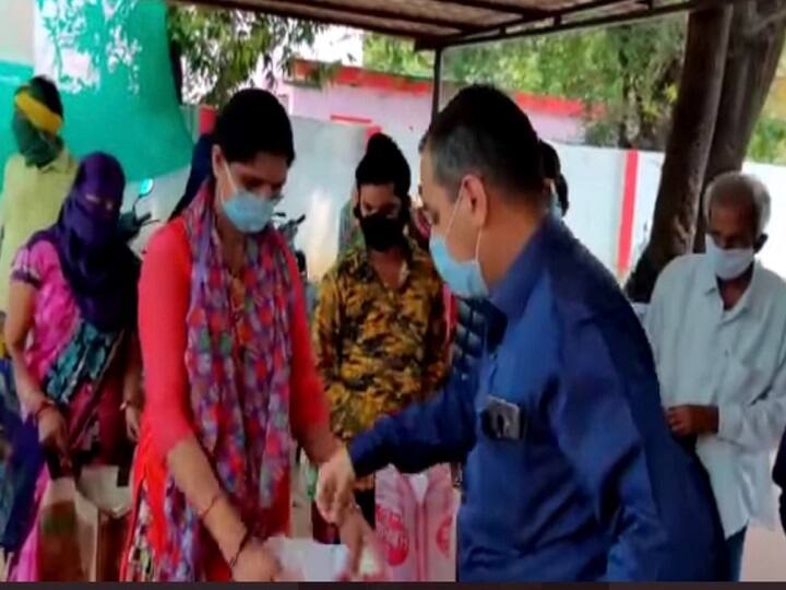 छत्तीसगढ़: कांग्रेसी विधायक ने गरीबों को बांटा राशन, पुलिस ने विधायक के खिलाफ दर्ज की FIR Chhattisgarh: Congress MLA Shailesh Panday distributed ration to poor, police lodges FIR against MLA ANN छत्तीसगढ़: कांग्रेसी विधायक ने गरीबों को बांटा राशन, पुलिस ने विधायक के खिलाफ दर्ज की FIR