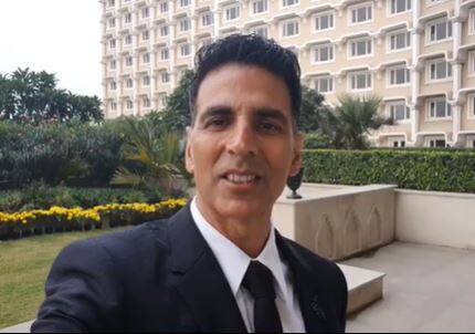 बॉलीवुड खिलाड़ी अक्षय कुमार ने कोरोना वायरस से जूझ रहे देश की मदद करते हुए 25 करोड़ रुपये राहत कोष में देने का फैसला लिया है. अक्षय कुमार द्वारा डोनेट की गई इस मोटी रकम की सेलेब्स ने भी तारीफ की. आगे की स्लाइड्स में पढ़ें सेलेब्स के रिएक्शनो
