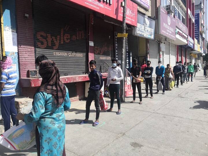 Lockdown Ration is being available at ration shops ANN लॉकडाउन: दुकानों पर मिल रहा है राशन, लाइन में लगे लोग कर रहे अपनी बारी का इंतजार