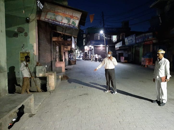 Police got the drain cleaned by someone who called samosas in the Corona Control Room ANN यूपी: कोरोना कंट्रोल रूम में फोन कर समोसे मंगाने वाले से पुलिस ने करवाई नाली साफ