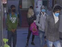 कोरोना वायरस: शेल्टर होम में रुकने को तैयार नहीं पलायन कर रहे मजदूर, सिर्फ आराम करने के लिए रुक रहे