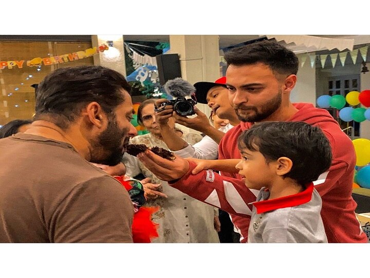 CoronaVirus: Salman Khan Celebrates his niece birthday during lockdown period, watch Lockdown के बीच सलमान खान ने यूं मनाया भतीजे आहिल का जन्मदिन, देंखे तस्वीरें