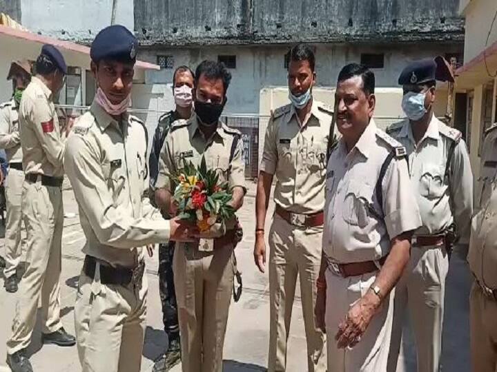 मध्य प्रदेश: लॉकडाउन में ड्यूटी ज्वाइन करने पुलिस कांस्टेबल ने की 450 किलोमीटर की यात्रा, पुलिस ने किया सम्मानित Coronavirus, MP: Police constable travels 450 km to join duty in lockdown, police men honored ANN मध्य प्रदेश: लॉकडाउन में ड्यूटी ज्वाइन करने पुलिस कांस्टेबल ने की 450 किलोमीटर की यात्रा, पुलिस ने किया सम्मानित