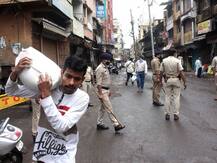 Lockdown: ड्यूटी ज्वॉइन करने 450 किलोमीटर चलकर यूपी के इटावा से एमपी पहुंचा कांस्टेबल, बीच में लोगों से ली लिफ्ट