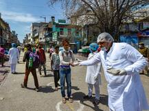 Coronavirus: लॉकडाउन के दौरान जरूरी सामान के लिए बाहर जा रहे हैं तो अपनाएं ये सावधानियां