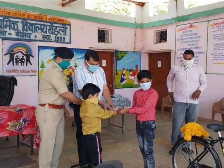 Madhya Pradesh: Children gave money of piggy bank to fight Corona, CM fetches bicycle in gifts ANN मध्य प्रदेश: बच्चों ने कोरोना से लड़ने को दे दिए गुल्लक के पैसे, सीएम ने तोहफ़े में दिलवाई साइकिल