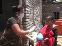 गुजरात: मुसीबत की इस घड़ी में किन्नर समुदाय गरीबों के बीच बांट रहा राशन