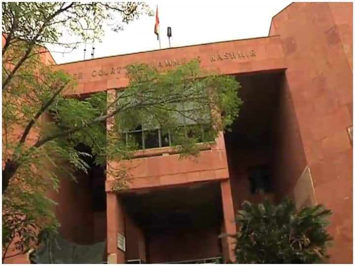 जम्मू कश्मीर: लॉकडाउन के दौरान महिलाओं पर घरेलू हिंसा के मामलों में इजाफा, हाईकोर्ट ने कही ये बात Jammu and Kashmir: Increase in domestic violence cases on women during lockdown जम्मू कश्मीर: लॉकडाउन के दौरान महिलाओं पर घरेलू हिंसा के मामलों में इजाफा, हाईकोर्ट ने कही ये बात