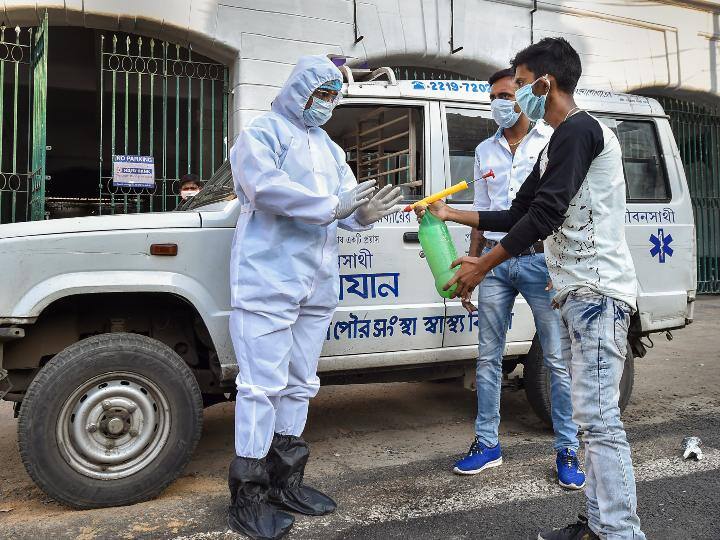 Kolkata: Woman recovered from Covid-19 says to follow instrunctions कोलकाता: कोरोना पॉजिटिव से ठीक होनेवाली महिला ने डॉक्टरों को बताया भगवान