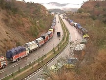 जम्मू-श्रीनगर हाईवे पिछले पांच दिनों से बंद, कश्मीर में हो सकती है ज़रूरी सामानों की किल्लत