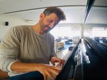 लॉकडाउन के बीच पियानो बजाना सीख रहे हैं ऋतिक रोशन, वीडियो शेयर कर दिखाई झलक