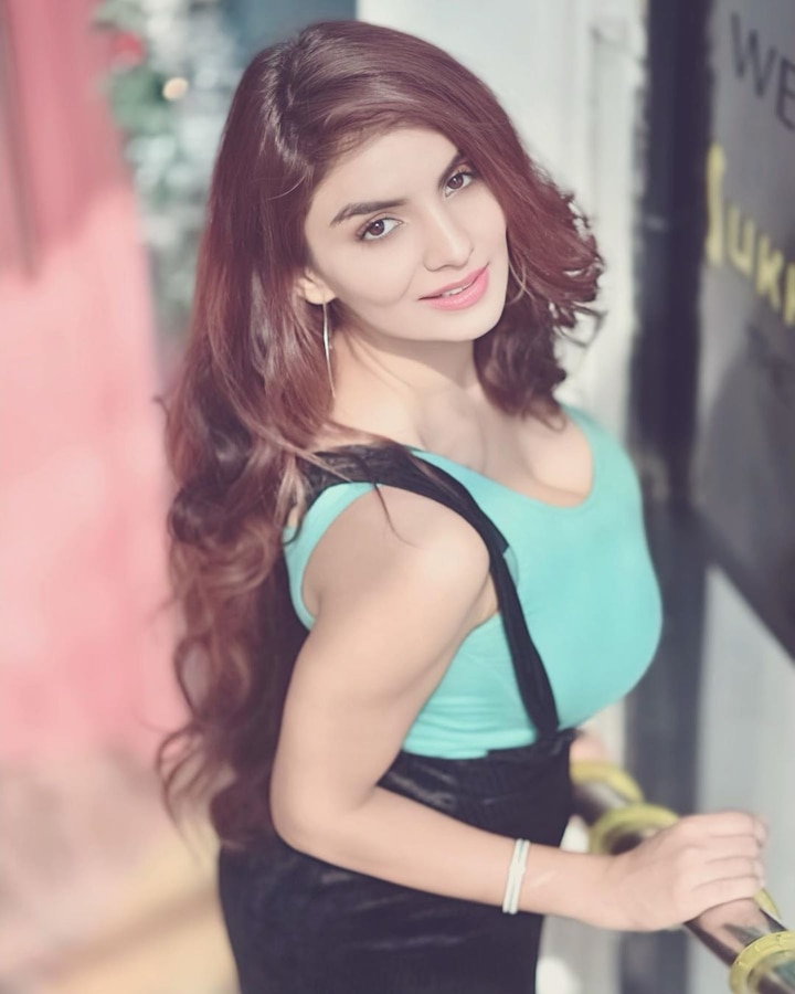 अभिनेत्री की बात करें तो अपने सपनों का पीछा करने के लिए मुंबई आईं छोटे शहर की लड़की अन्वेषी ऑल्ट बालाजी की वेब सीरीज 'गंदी बात 2' से रातोंरात स्टार बन गई. (फोटो साभार: @ anveshi25 इंस्टाग्राम)