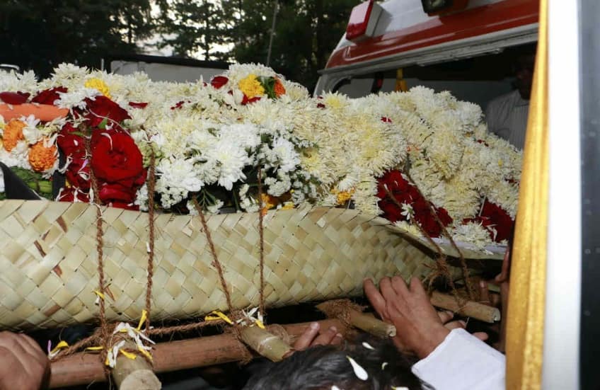 भारत, चीन, इटली, ईरान, अमेरिका, जानिए-कैसे कोरोना ने बदला दुनिया में अंतिम संस्कार का तरीका? How coronavirus has changed funeral rites in the world including India भारत, चीन, इटली, ईरान, अमेरिका, जानिए-कैसे कोरोना ने बदला दुनिया में अंतिम संस्कार का तरीका?