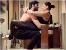 Lockdown में ब्वॉयफ्रेंड रोहमन संग हॉट योगा कर रही हैं सुष्मिता सेन, तस्वीरें हो रही हैं वायरल