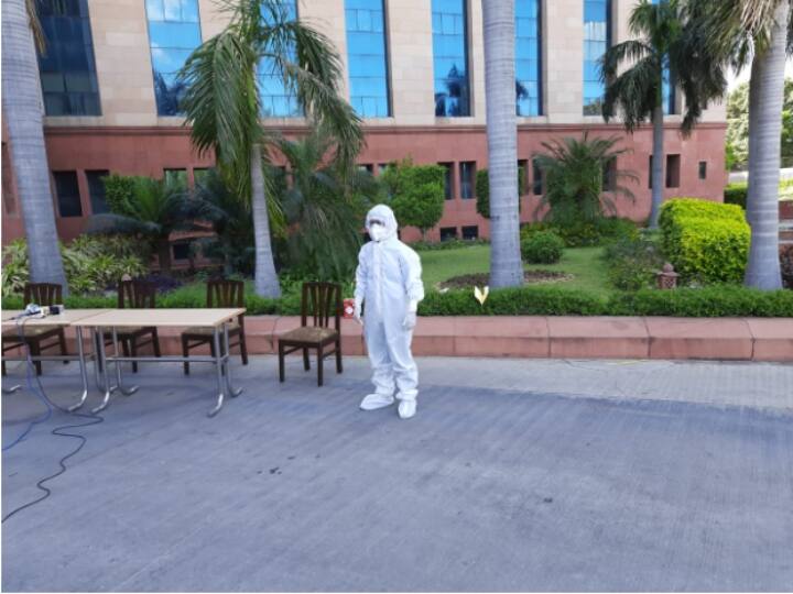 COVID-19: देश के लिए मिसाइल बनाने वाली DRDO ने खास पीपीई सूट तैयार किया, पहनने से नहीं होगा संक्रमण का खतरा Coronavirus DRDO specially designed PPE wearing suit will not risk infection ANN COVID-19: देश के लिए मिसाइल बनाने वाली DRDO ने खास पीपीई सूट तैयार किया, पहनने से नहीं होगा संक्रमण का खतरा