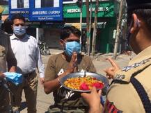 जम्मू: लॉकडाउन मनवाने के लिए पुलिस ने अपनाई गांधीगिरी, मास्क और सैनिटाइजर बांटे
