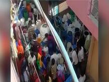 दिल्ली के लोगों की नजर आ रही है लापरवाही, पानी भरने के लिए एक साथ हो रहे हैं ‘इकट्ठा’