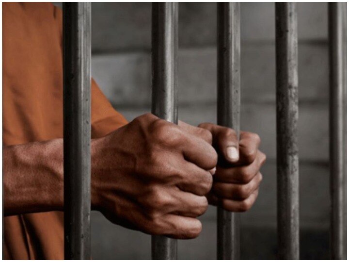 26 prisoner come back to firozabad jail 24 are still absconding who got parole during corona pandemic ann कोरोना काल में रिहा किए गए 50 में से 24 कैदी अब भी फरार, गिरफ्तारी के लिए SP ने लिखी चिट्ठी