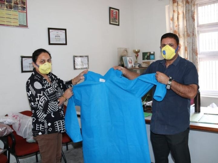 Coronavirus: Jammu and Kashmir Police Welfare is making gowns and masks for policemen ANN Coronavirus: जम्मू-कश्मीर पुलिस वेलफेयर बना रहा है पुलिसकर्मियों के लिए गाउन औऱ मास्क