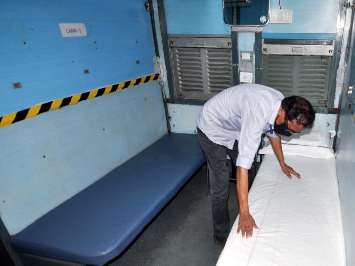 Coronavirus: भारतीय रेल ने चार राज्यों में भेजे 204 आइसोलेशन कोच, दिल्ली को मिले 54 डिब्बे Coronavirus: Indian Railways sends 204 isolation coaches to four states, Delhi gets 54 coaches
