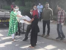 नोएडा प्राधिकरण की मुहिम लोगों को न हो खाने पीने की किल्लत, सोशल डिस्टेनसिंग पर हो अमल