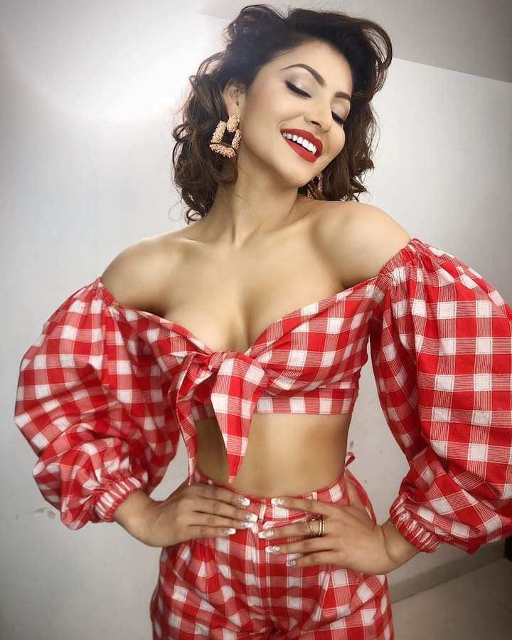 इसके साथ ही उर्वशी ने और भी तस्वीरें शेयर की जो की फैंस के बीच काफी तेजी से वायरल हो रही हैं. (Photo Credit: @urvashirautela Instagram)