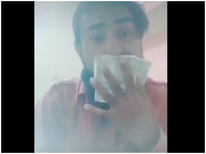 युवक ने छींकने के बाद नोटों से पोंछी नाक, TikTok वीडियो वायरल होने के बाद गिरफ्तार Nashik police arrested Tiktok user who wiped his nose from the Currency युवक ने छींकने के बाद नोटों से पोंछी नाक, TikTok वीडियो वायरल होने के बाद गिरफ्तार