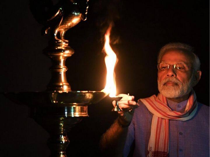 Prime Minister Narendra Modi also lit a lamp, wrote in the tweet, Shubh Karoti Kalyanam प्रधानमंत्री नरेंद्र मोदी ने भी जलाया दीया, ट्वीट कर लिखा- शुभं करोति कल्याणम्