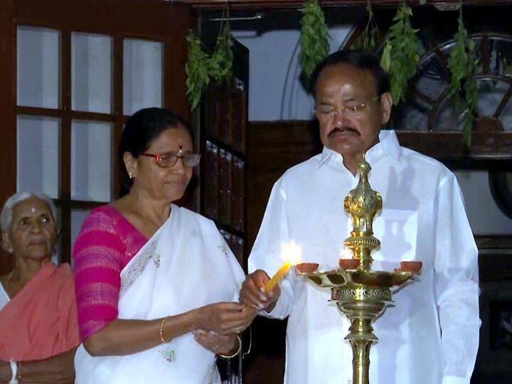 भारत के उपराष्ट्रपति वैंकेया नायडू ने भी अपने घर पर दीया जलाया.